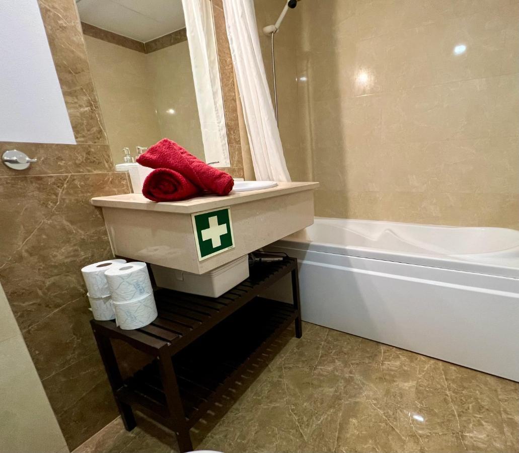 Beach & Sea Apt, Fast Wifi, Airco, Private Parking And Pool ポルティマン エクステリア 写真
